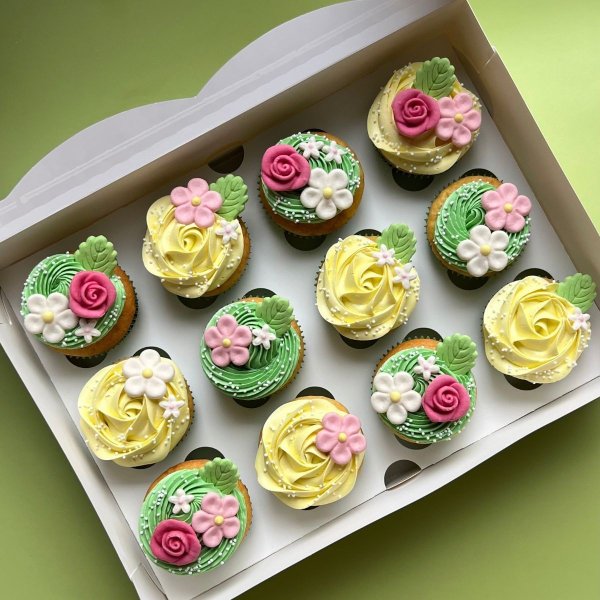 Funcakes Blad sockerdekoration 12 st Funcakes Blad sockerdekoration 12 st